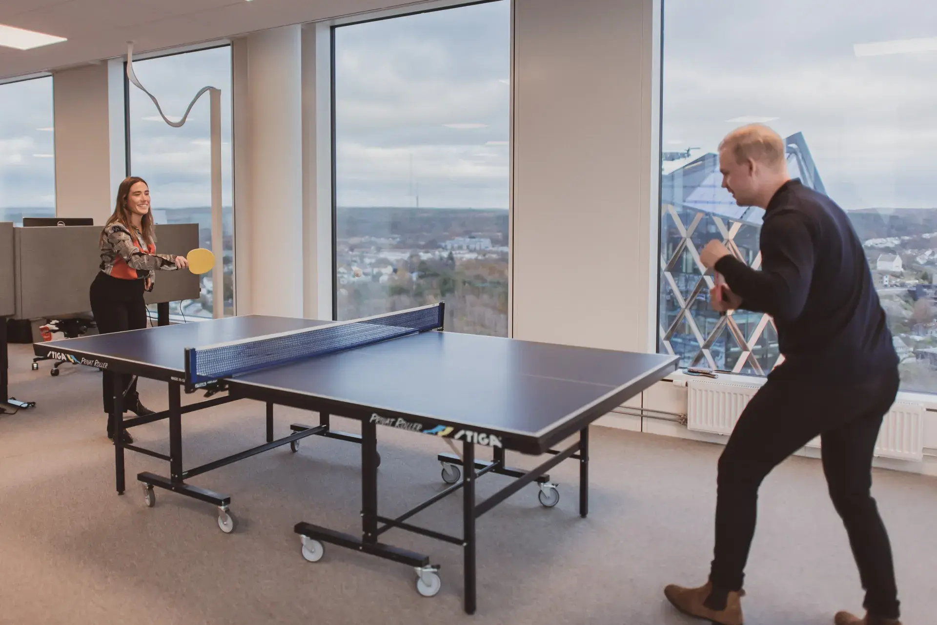 Två medarbetare på Parttrap spelar pingis på kontoret
