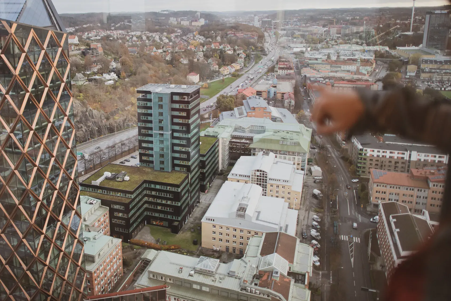 Utsikten över Gröna skrapan från kontorsfönstret