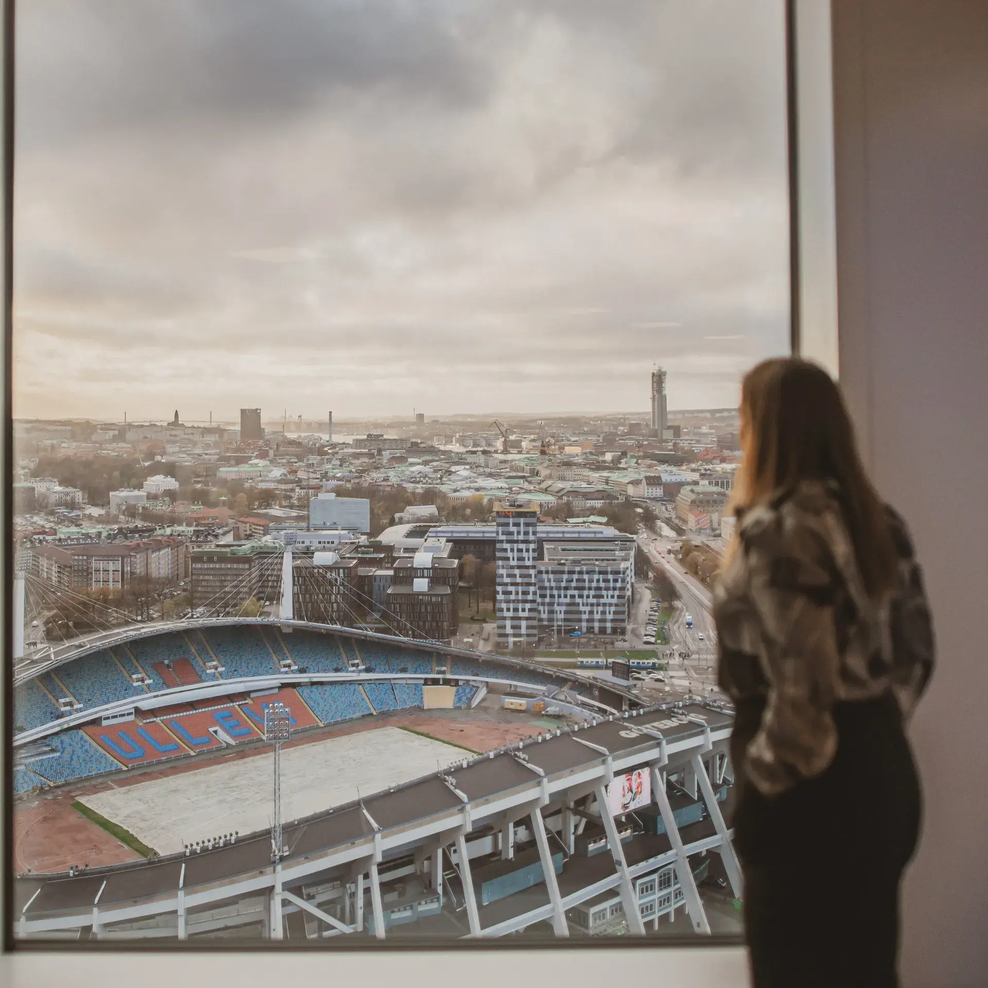 Sofia Moretti blickar ut över Göteborg från nya kontoret i Citygate