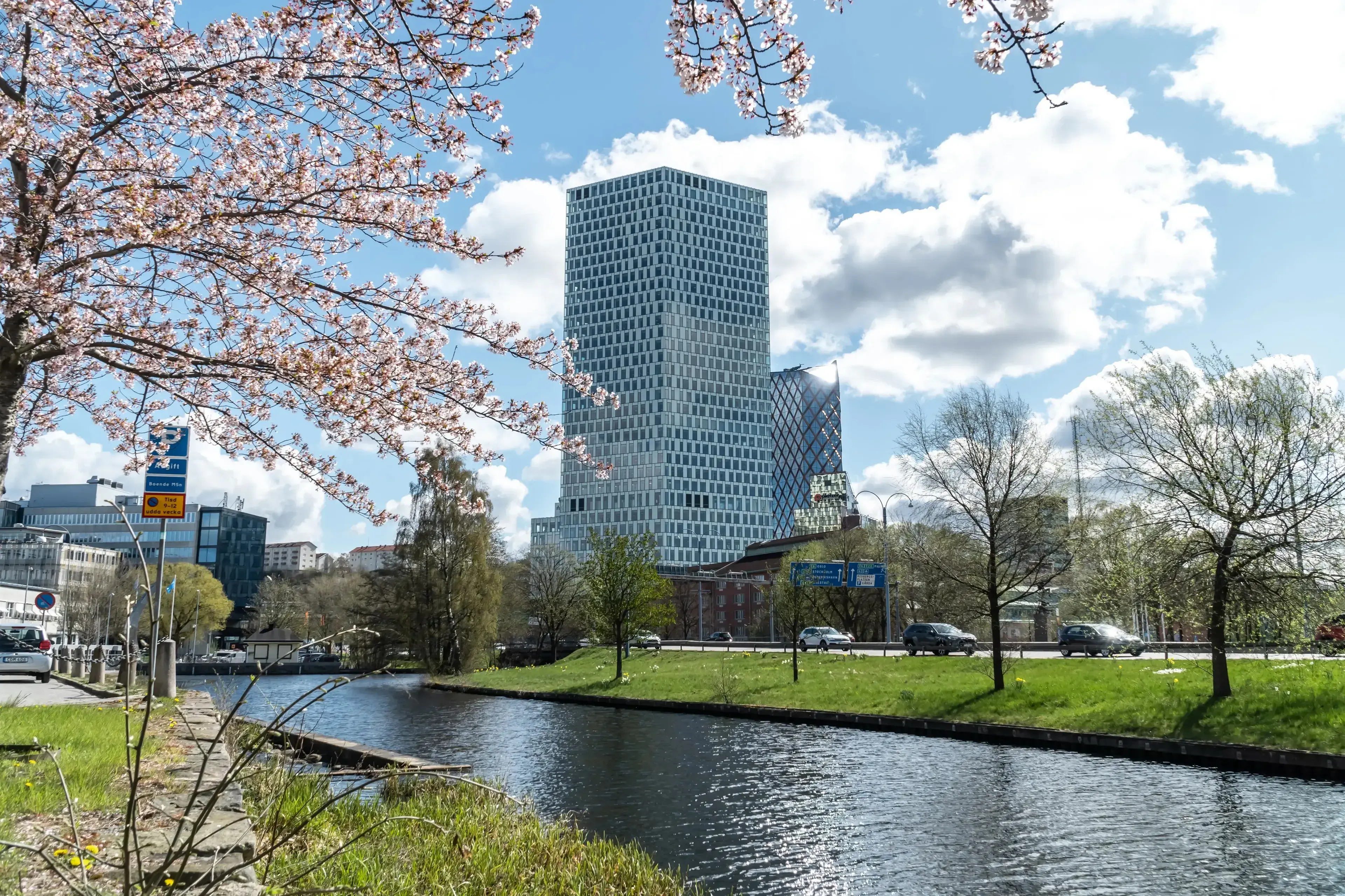 Citygate i ett vårigt Gårda med körsbärsblommor
